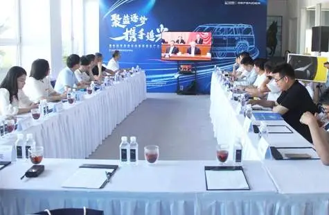 Unite Blue and pursue dreams, join hands to chase light.